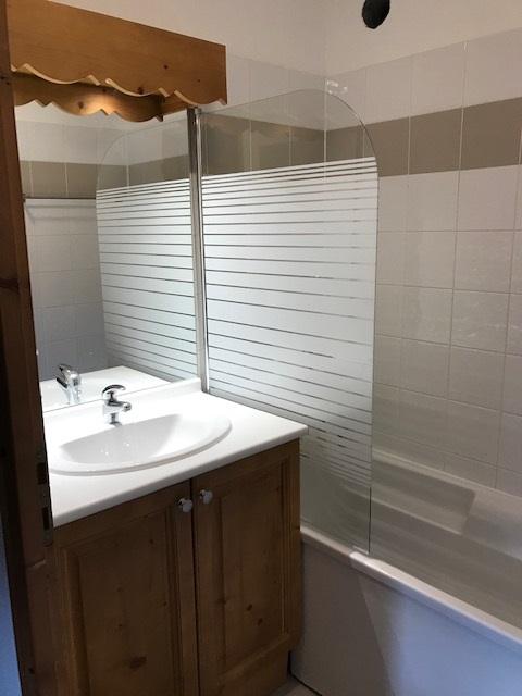 Salle de bain privative à la chambre avec baignoire
