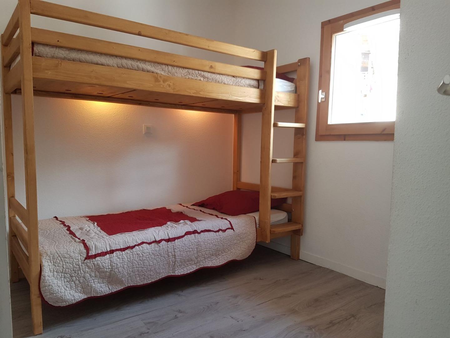 chambre avec lit supperposé, lit gigogne et grande penderie