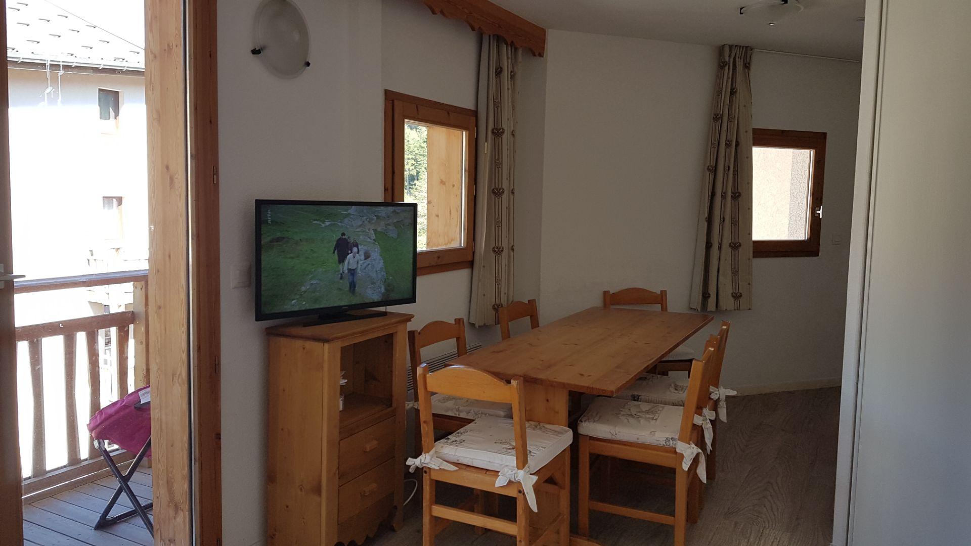 TV UHD 80cm dans séjour et coin repas