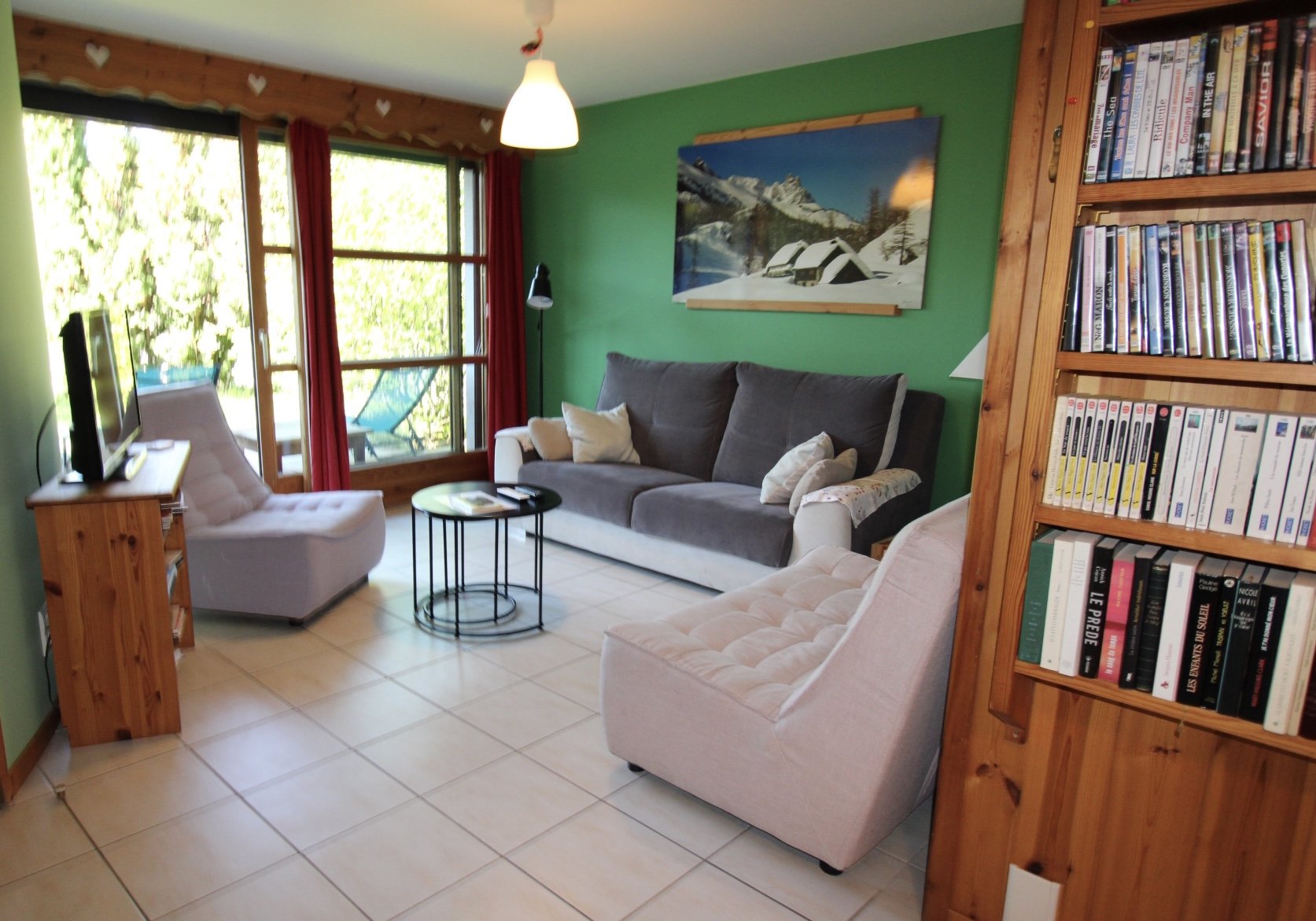 Salon de l'appartement très confortable avec vue sur montagne (sud)