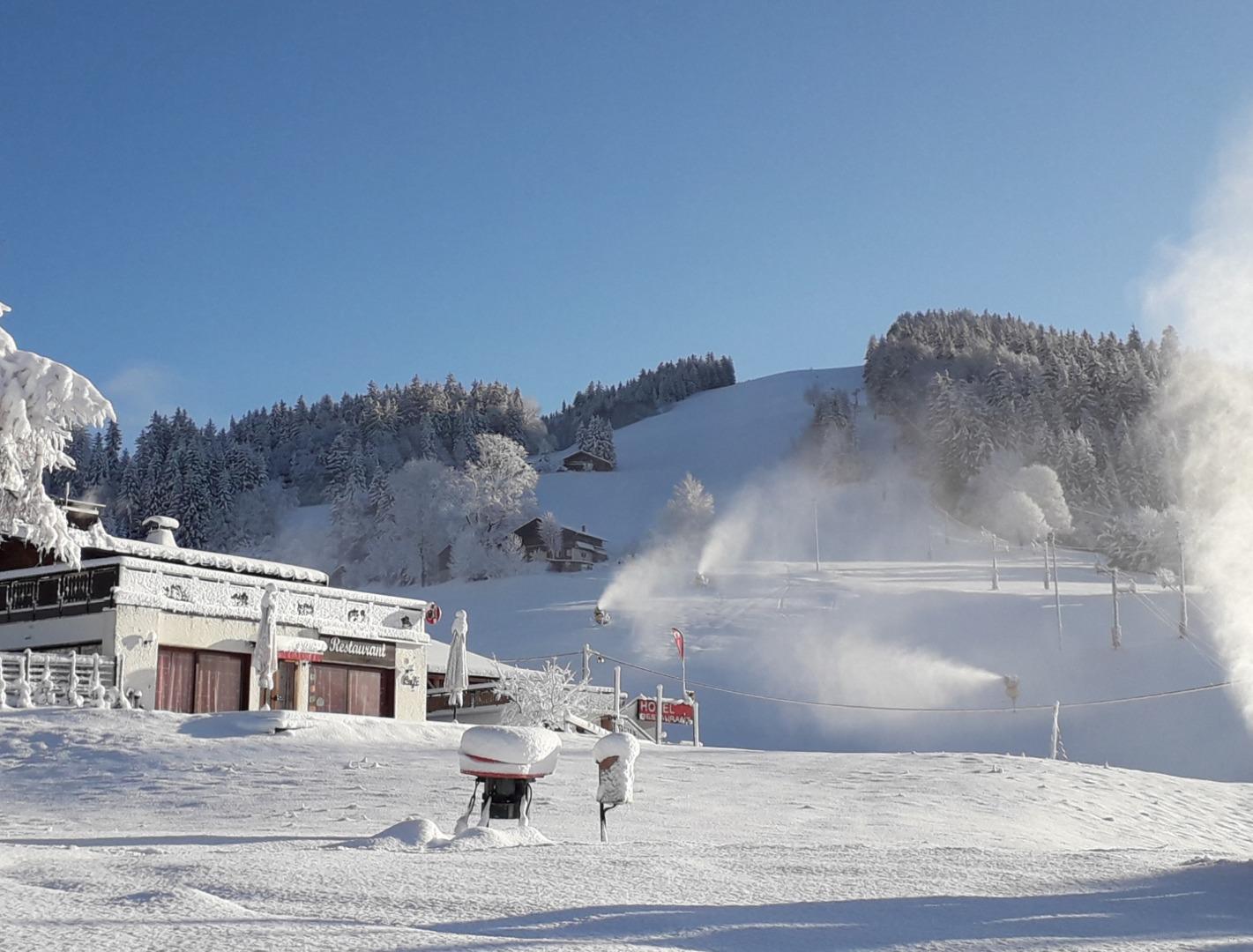 vue du chalet sur les pistes et le jardin des pious-pious